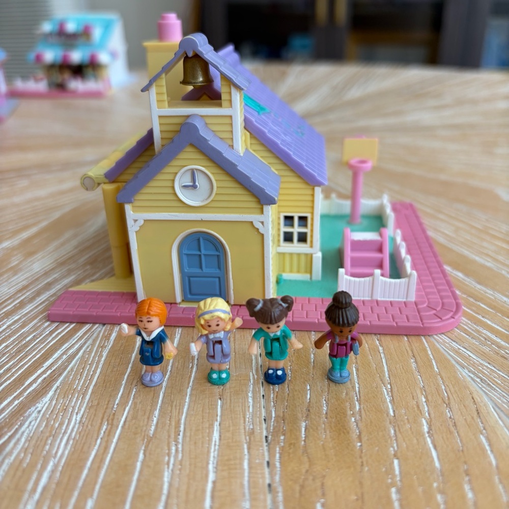 1993 COMPLETE Schoolhouse Polly Pocket Bluebird w basketball hoop WORKS